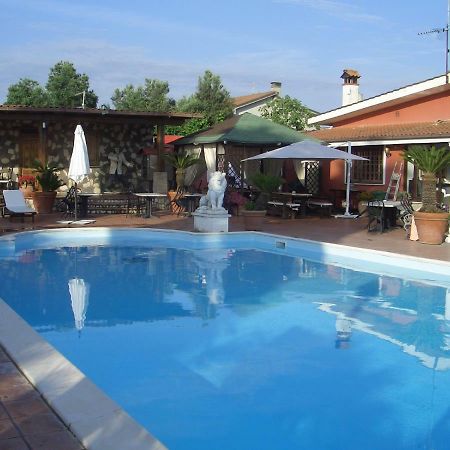 Chalet L Oasi Di Ambra 8 Posti Letto Con Uso Piscina Ardea Luaran gambar