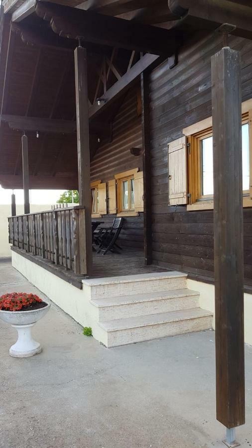 Chalet L Oasi Di Ambra 8 Posti Letto Con Uso Piscina Ardea Luaran gambar