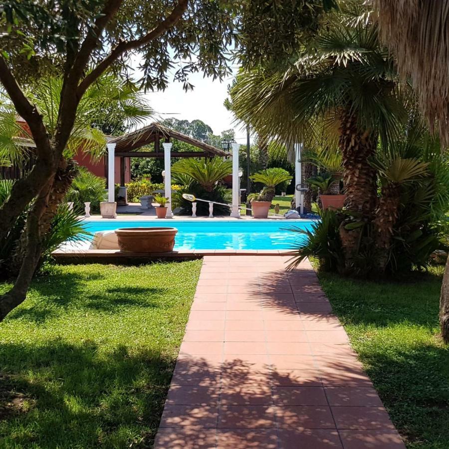 Chalet L Oasi Di Ambra 8 Posti Letto Con Uso Piscina Ardea Luaran gambar