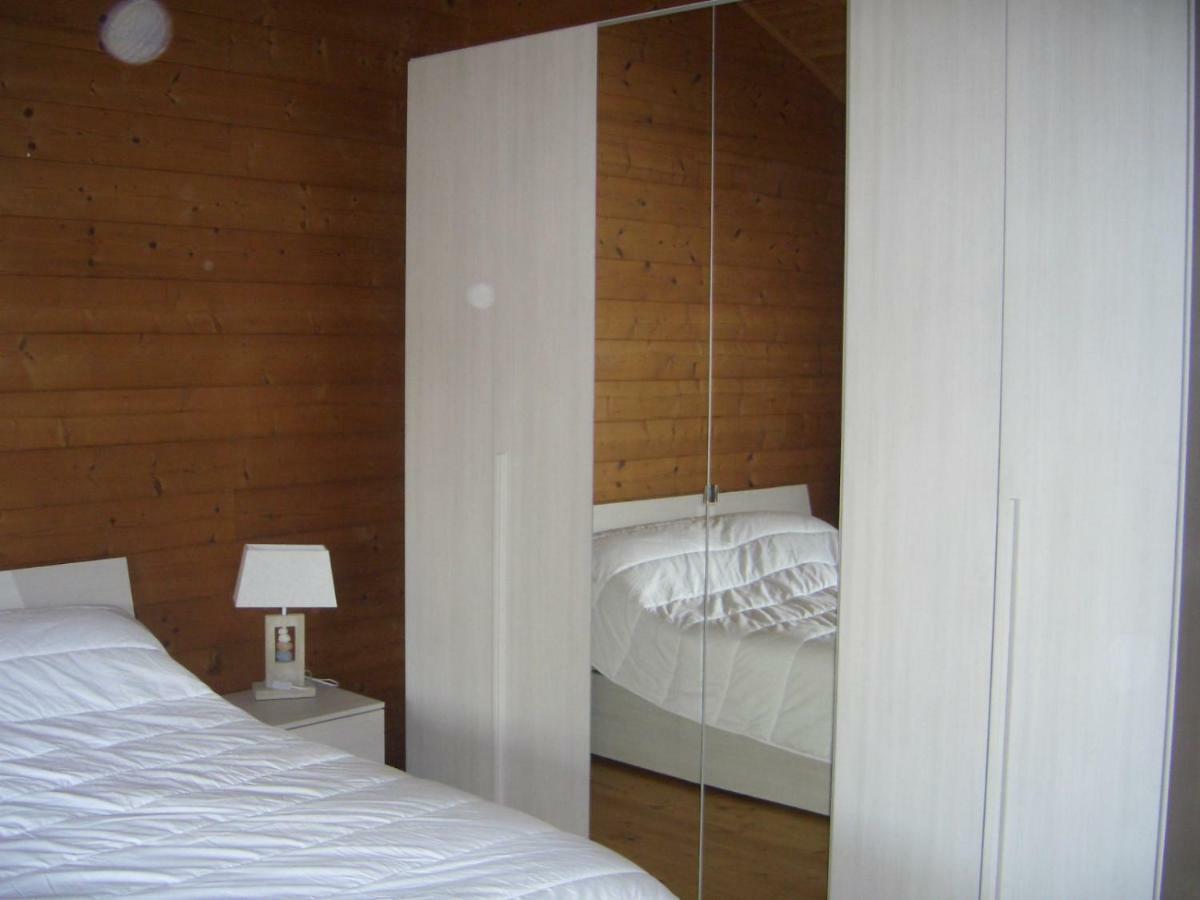Chalet L Oasi Di Ambra 8 Posti Letto Con Uso Piscina Ardea Luaran gambar